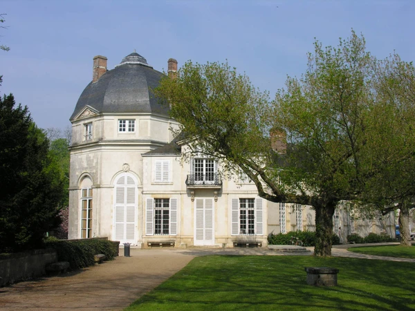 Photographie réaliste en haute résolution montrant le cœur du village de Châteauneuf-sur-Loire avec ses bâtiments caractéristiques et son architecture locale, en vue de rue. L'image doit illustrer la proximité géographique et le tissu urbain/périurbain du secteur d'intervention de CEEN Menuiserie. Photographie de jour, sans texte ni indication de zones, capturant l'atmosphère et le caractère du territoire où intervient l'entreprise.