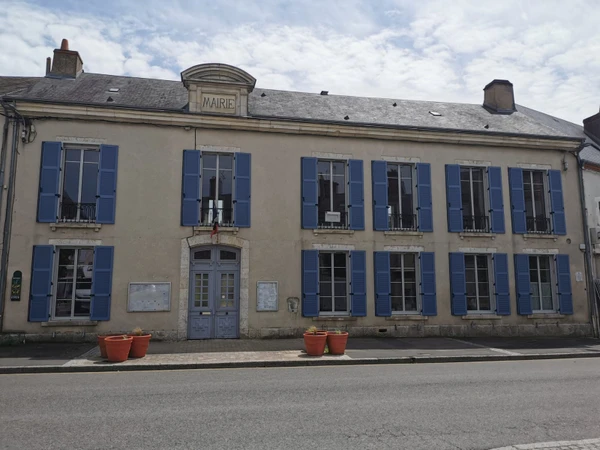 Photographie réaliste en haute résolution montrant un chantier ou une façade résidentielle à Artenay avec des menuiseries extérieures en cours de pose ou récemment installées (fenêtres, volets ou porte d'entrée). L'image doit capturer une maison typique de la région avec des éléments de menuiseries modernes bien visibles, illustrant le travail spécialisé de CEEN Menuiserie. La scène doit montrer l'environnement périurbain du village d'Artenay, de jour, en haute résolution, sans texte ni logo.