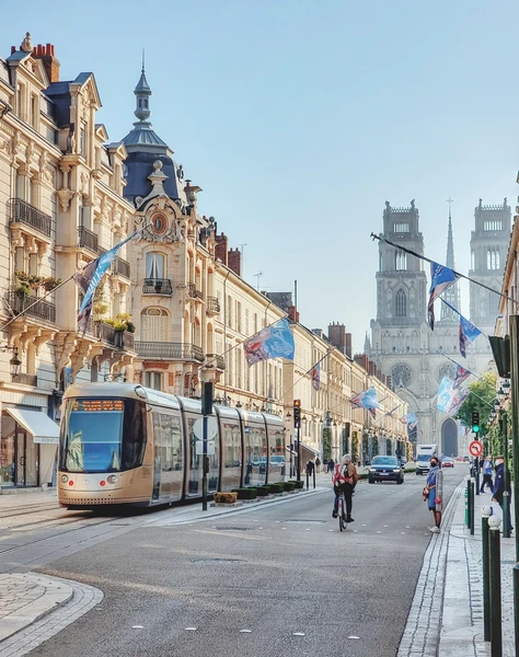 Vue aérienne ou panoramique de la région d'Orléans avec des bâtiments résidentiels et commerciaux variés, montrant le tissu urbain et périurbain. L'image doit illustrer une zone géographique dynamique avec des maisons individuelles et des immeubles, permettant au spectateur de visualiser le secteur d'intervention de CEEN Menuiserie autour d'Orléans. Photographie réaliste de jour, en haute résolution, sans texte ni indication de zones d'intervention.